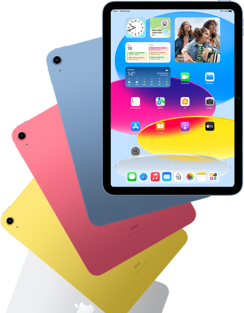 Ön yüzünde ana ekranı görülen bir iPad ve arkasında mavi, pembe, sarı ve gümüş renkli arkası dönük iPad’ler.