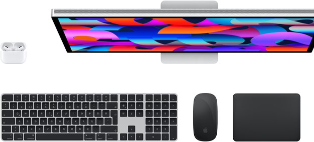 AirPods, Studio Display, Magic Keyboard, Magic Mouse ve Magic Trackpad’in üstten görünümü.