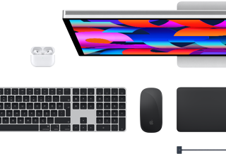 Mac aksesuarları: Airpods, Studio Display, MagSafe kablosu ve hepsi Uzay Siyahı rengi Touch ID özellikli Magic Keyboard, Magic Mouse ve Magic Trackpad