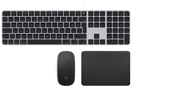 Magic aksesuarları: Yan yana dizilmiş, hepsi Uzay Grisi rengi Touch ID özellikli Magic Keyboard, Magic Mouse ve Magic Trackpad