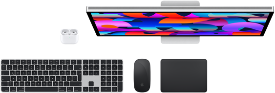 AirPods, Studio Display, Magic Keyboard, Magic Mouse ve Magic Trackpad’in üstten görünümü