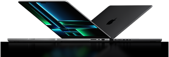 Yarıya kadar açılmış iki MacBook Pro’nun yandan görünümü. 