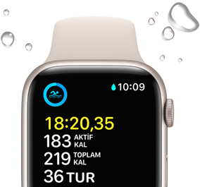 Ekranında yüzme antrenmanı görünen Apple Watch SE ve etrafında su damlacıkları.